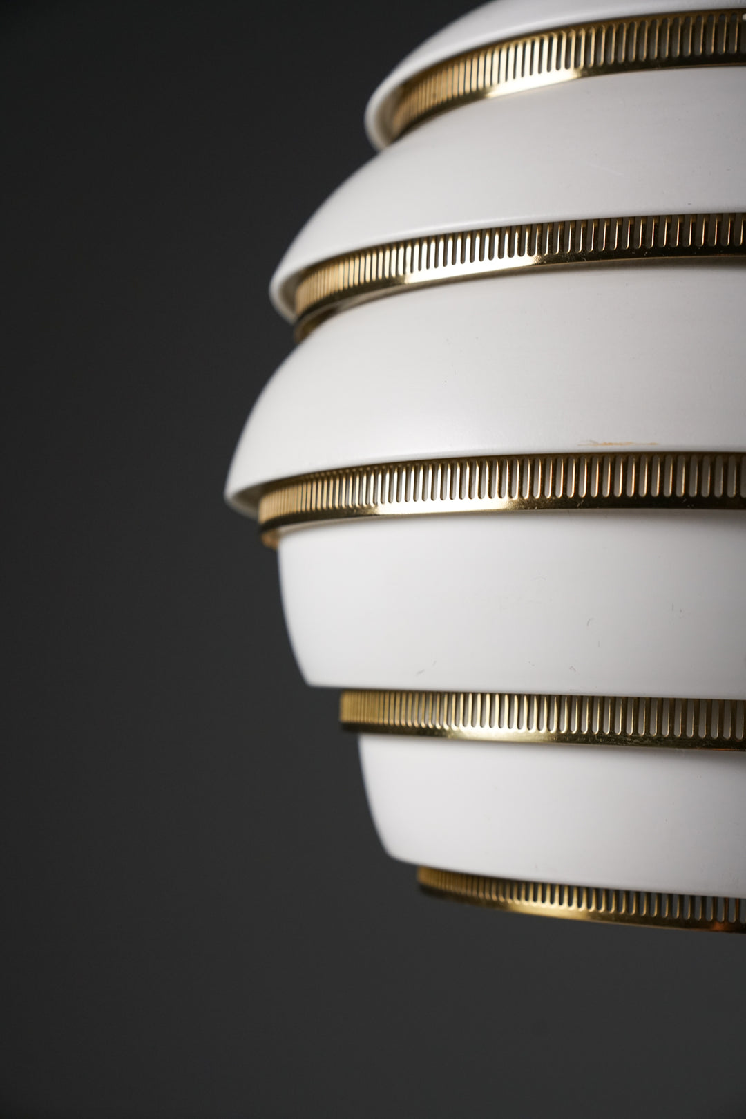 Malli A331 "Mehiläispesä" kattovalaisin, Alvar Aalto, Valaisinpaja, 1900-luvun puoliväli