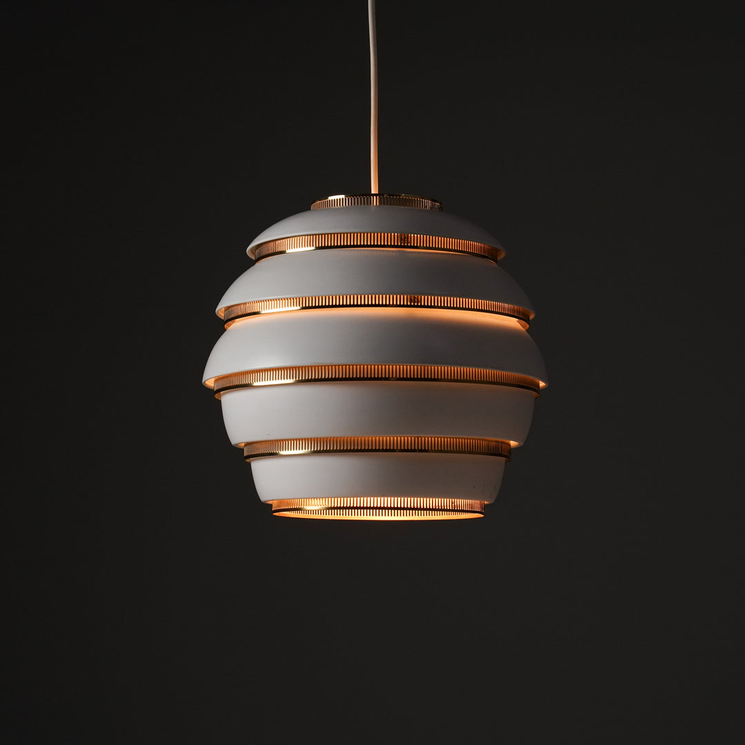 Malli A331 "Mehiläispesä" kattovalaisin, Alvar Aalto, Valaisinpaja, 1900-luvun puoliväli